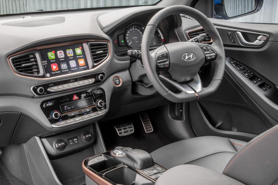 Интерьер Hyundai IONIQ electric 2016 года  (UK) (фото 24 из 29)